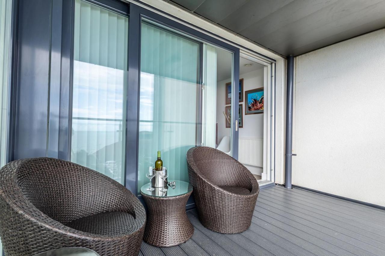 Seaview West Coast - Exceptional - 2 Bedrooms Sleeps 5 -Stunning Sea Views - 500 Metres To Beach Bournemouth Exterior photo