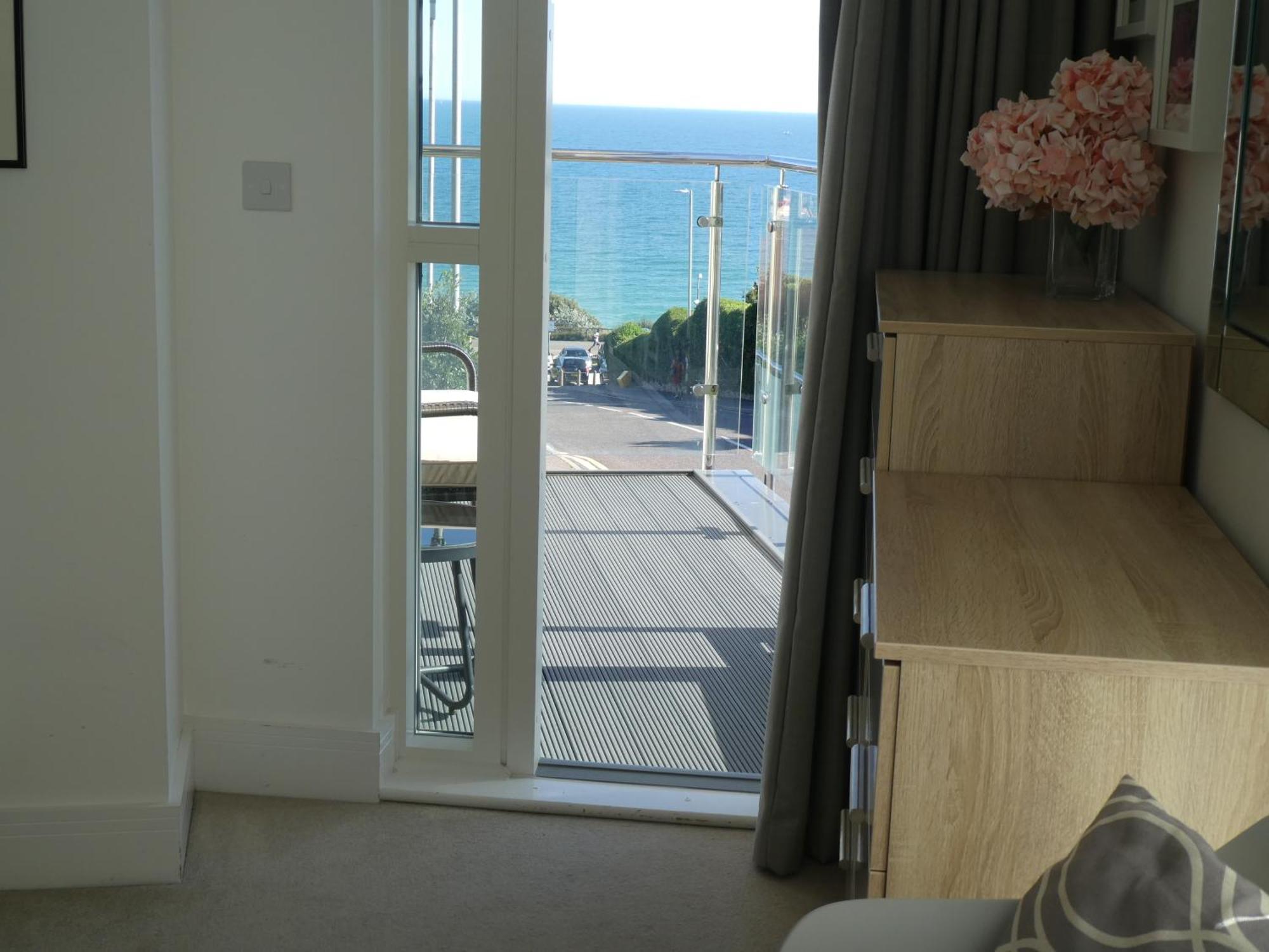 Seaview West Coast - Exceptional - 2 Bedrooms Sleeps 5 -Stunning Sea Views - 500 Metres To Beach Bournemouth Exterior photo