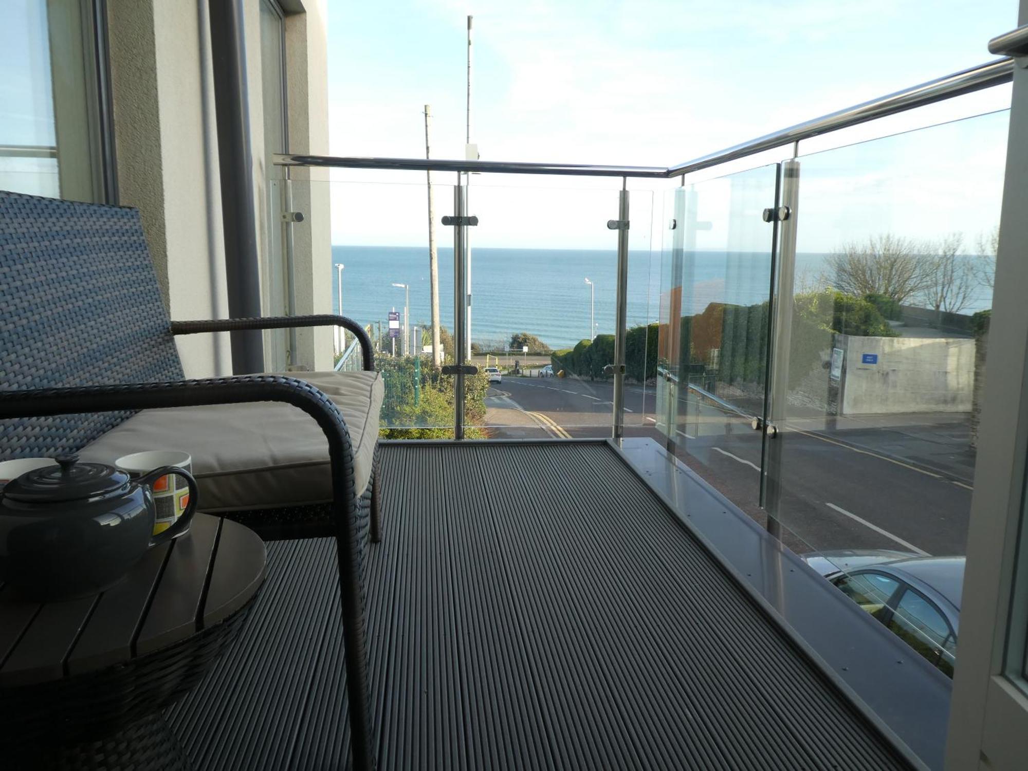 Seaview West Coast - Exceptional - 2 Bedrooms Sleeps 5 -Stunning Sea Views - 500 Metres To Beach Bournemouth Exterior photo